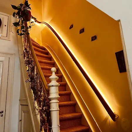 In Unique Artsy House With Sport + Coworking Maison d'hôtes *